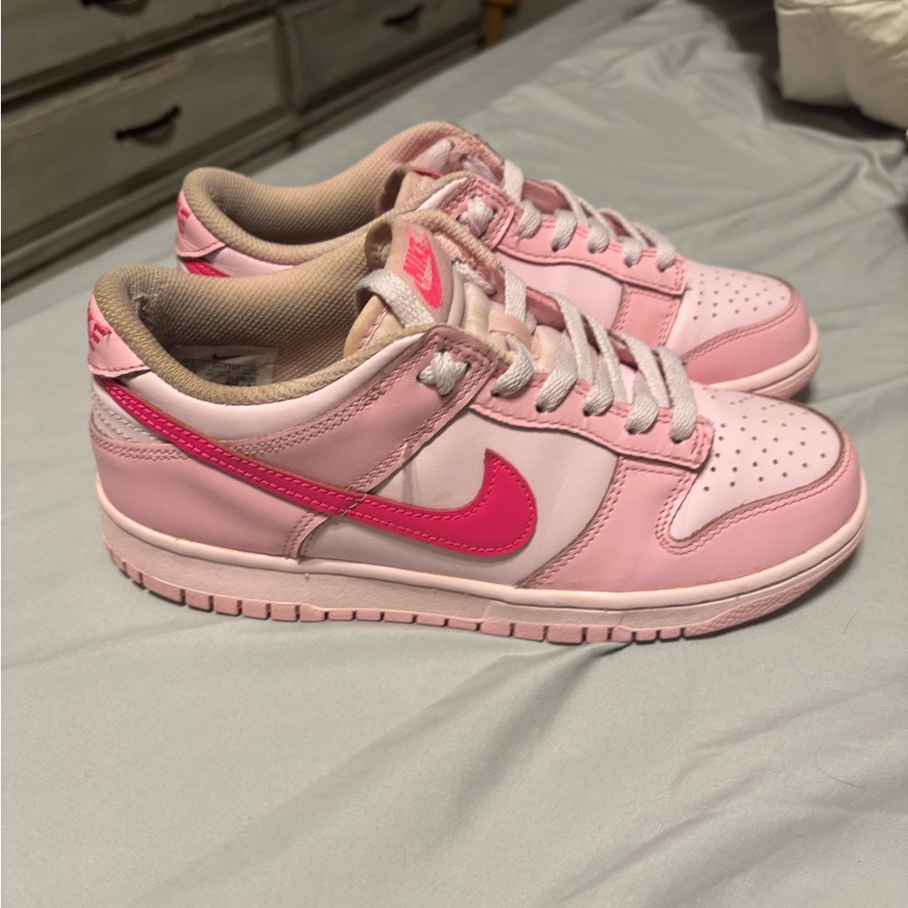 Nike Pink Sneakers Low-Top Design